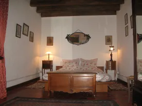 CHARMING HOUSE, ROMANTIC SETTING - Image 4