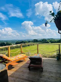 Red darren luxury hut - Image 3