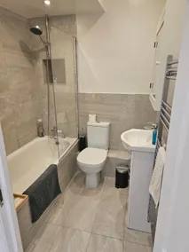 Stay Zen Apartments - Free Parking & Garden Woking - Image 5
