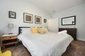 Private - Parking - King Bed - BBQ- Deck- 5 min DT - Image 2