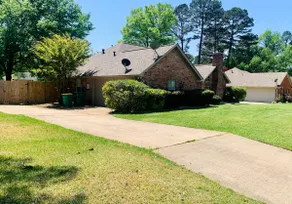 Centrally located Spacious 3/2 with garage parking - Image 2
