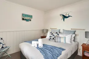 KINGFISHER COTTAGE Beachfront at the Binalong Bay - Image 5