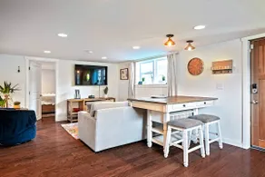 Bright Private 1BR • Walk to UPS & Restaurant - Image 2