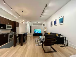 Modern Downtown Loft with Private Garden - Image 4