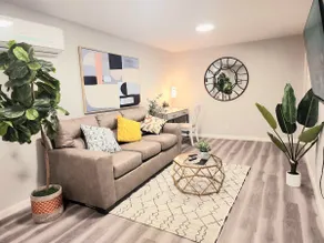 Detached house close Old town Monrovia king-bed! 3 - Image 2