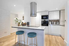 Wanstead Luxe Hideaway - Luxury 2 Bedroom - Image 4