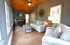 Beautiful 3 Bedroom Home near Lake and Night Life! - Image 2