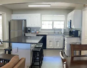 Lakefront Retreat Near Downtown and Stockyards - Image 3