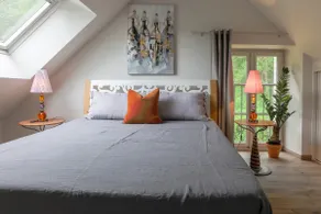 Familie- og kæledyrsvenligt sommerhus med udsigt over søen, haven og adgang til slotspool - Image 3