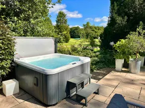 Stunning Countryside Manor — Hot Tub & Parking - Image 4