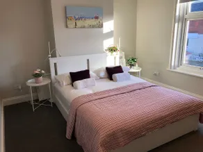 Comfortable 3 bedroom city home with garden - Image 2