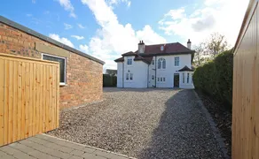 Family retreat, games room and hot tub - Image 4
