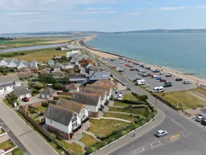 53Searoad, Sea Views,The Needles & The Isle of White, 3 bed, garden, beach, dogs - Image 2