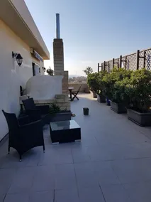 Spacious penthouse with large entertaining area - Image 2