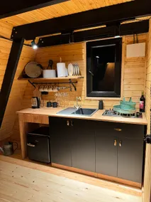 Vintage Cabin - Image 4