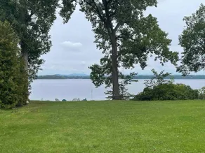 Lakefront Home, Large yard, w/Dock, sleeps 10+ - Image 2