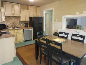 East Bay Bungalow Sleeps 8 - Image 4