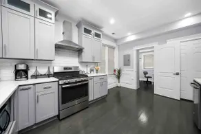 NEWLY RENOVATED 3 BR Condo 10 mins from Wrigley! - Image 4