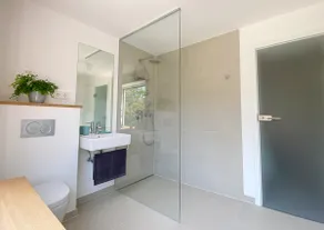Modern apartment with nice cabin and garden - Image 5