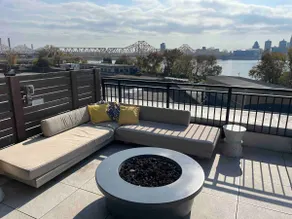Louisville Luxury Stay facing the City & River - Image 4