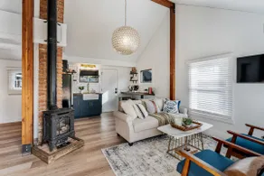 Stay 208: Gorgeous renovated modern farmhouse cottage - Image 2