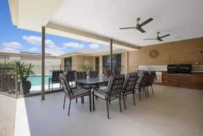 The Grand Holiday House - Image 4