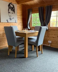 Lovely self-contained annex with outdoor space - Image 2