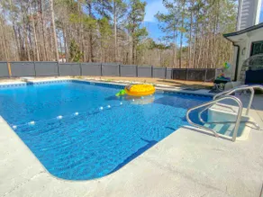 Luxurious Studio Apt w/ Private Driveway & Entry - Image 5
