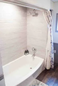 Spacious House with PARKING & Ideal for Long Stays - Image 5