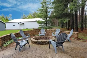 Beautiful 3 Bedroom Home near Lake and Night Life! - Image 3