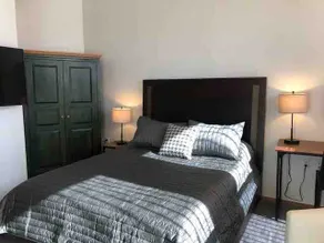Main Street Studio with free parking - Image 3