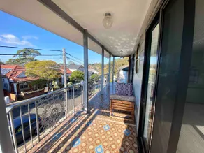 Spacious, sunny apartment in prime location - Image 3