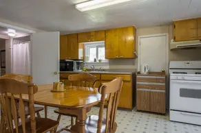 Yellow Cottage on the Bay of Quinte - Image 5
