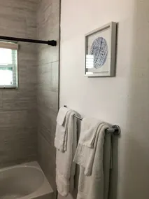 COOL Vibes, 2 bedroom, sleeps 5, Free Parking - Image 3