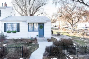 ★ Fun Retro Bungalow Close to Airport & Downtown ★ - Image 3