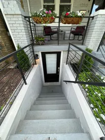 Upscale new apt w/ modern comforts - Image 4