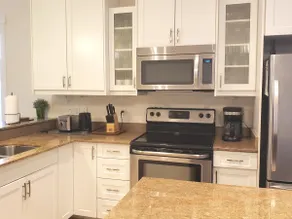 Cozy 2BR Home Near Downtown Halifax w Free Parking - Image 4