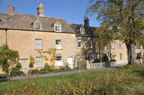 Period cottage in idyllic riverside location in prime Cotswolds village - Image 2