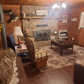 Cozy cabin on the hill! Free Wifi! - Image 5