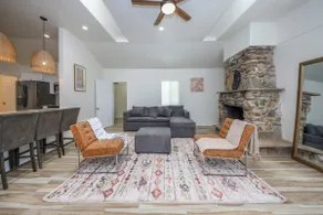 Casa flower centrally located - Image 2