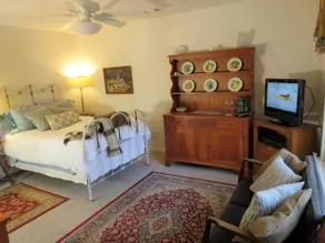 Cozy cottage-style studio by Big Creek Greenway - Image 2
