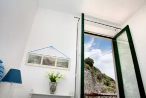 Luxury Seafront Retreat: 1 min to Beach & Ferry - Image 5