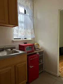 Cute Poppy Chic 1 Bedroom in Harlem - Image 3