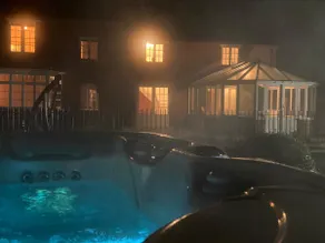 Award winning luxury. Pool , hot tubs , games . - Image 4