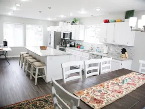 Beautiful Remodeled Home by Ski Resorts & Shopping - Image 3
