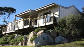 KINGFISHER COTTAGE Beachfront at the Binalong Bay - Image 3