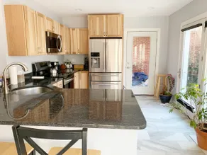 Upscale Carriage House - near UVA & Shopping - Image 5
