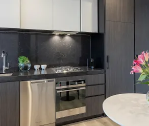Modern 1 Bedroom with full kitchen & laundry - Image 5