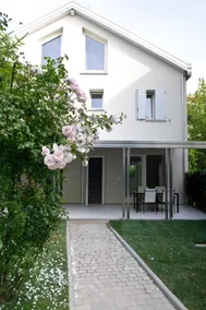 Downtown oasis with garden - Image 2