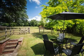 Private 2 Bed Country Cottage - Parking & 1/2 Acre Garden - Image 2